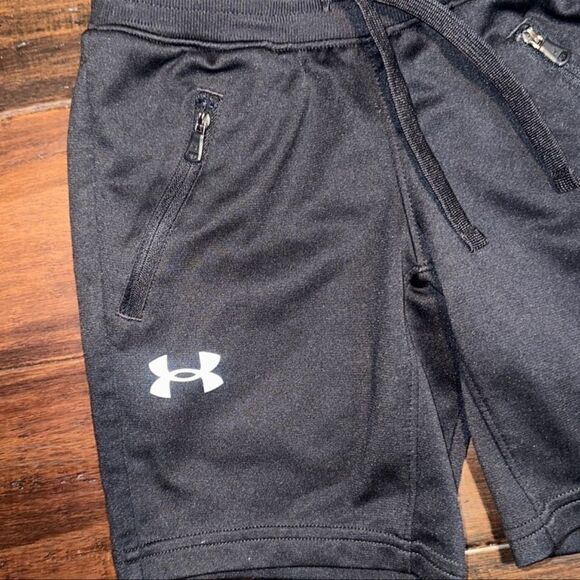 Under Armou Boys Shorts - Picture 2 of 4